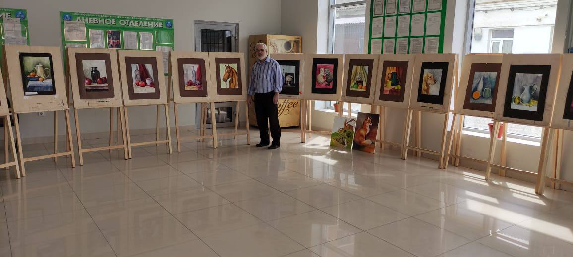 Сегодня фойе ГПК похоже на зал музея изобразительных искусств…